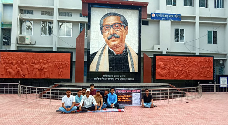 রাজেন্দ্র কলেজে দুই দফা দাবিতে শিক্ষার্থীদের অনশন-অবস্থান কর্মসূচি