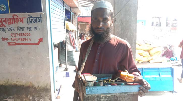 পান বিক্রির টাকায় চলে মিলনের সংসার 