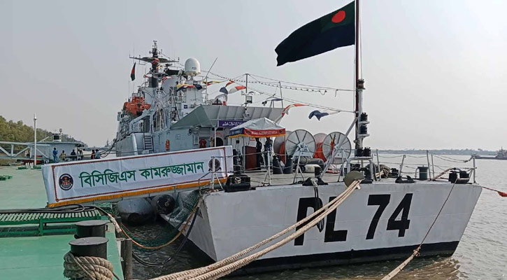 বাগেরহাটে উন্মুক্ত যুদ্ধজাহাজ দেখে খুশি দর্শনার্থীরা