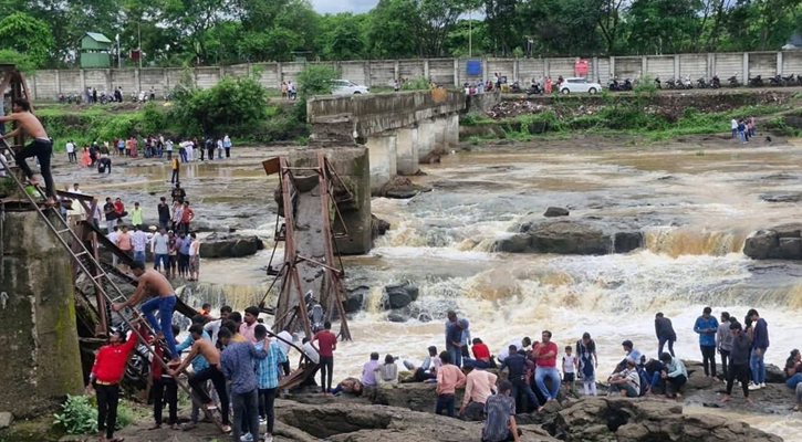 ভারতে ১৫০ পর্যটক নিয়ে ভেঙে পড়ল সেতু, স্রোতে ভেসে গেছেন অনেকে 