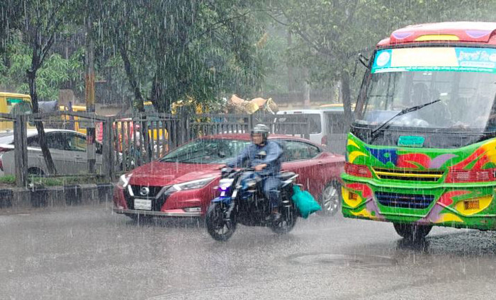 রাজধানীতে মুষলধারে বৃষ্টি, ছবি: শাকিল আহমেদ